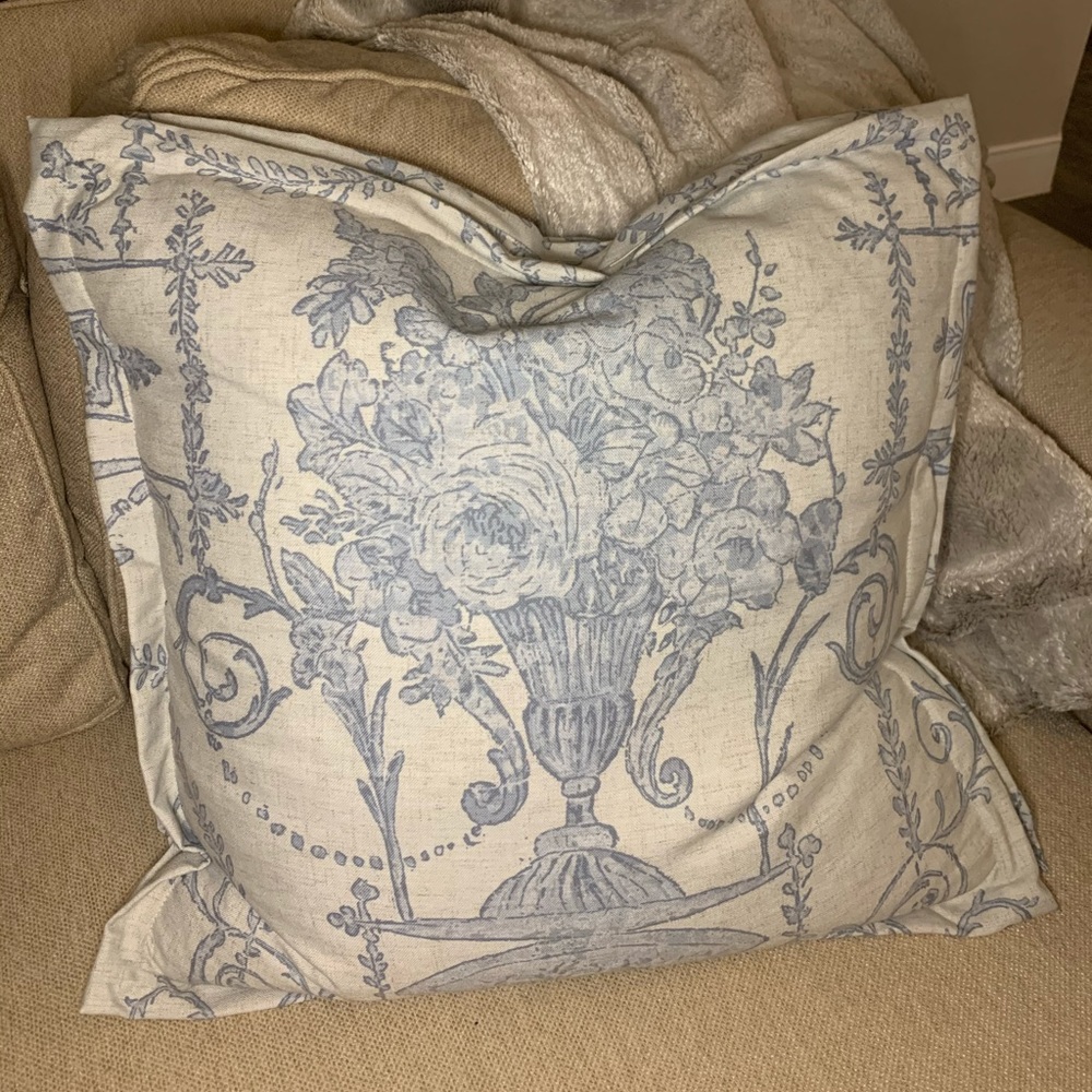 NEVER USED - New blue floral down pillows! 💙 (x2)